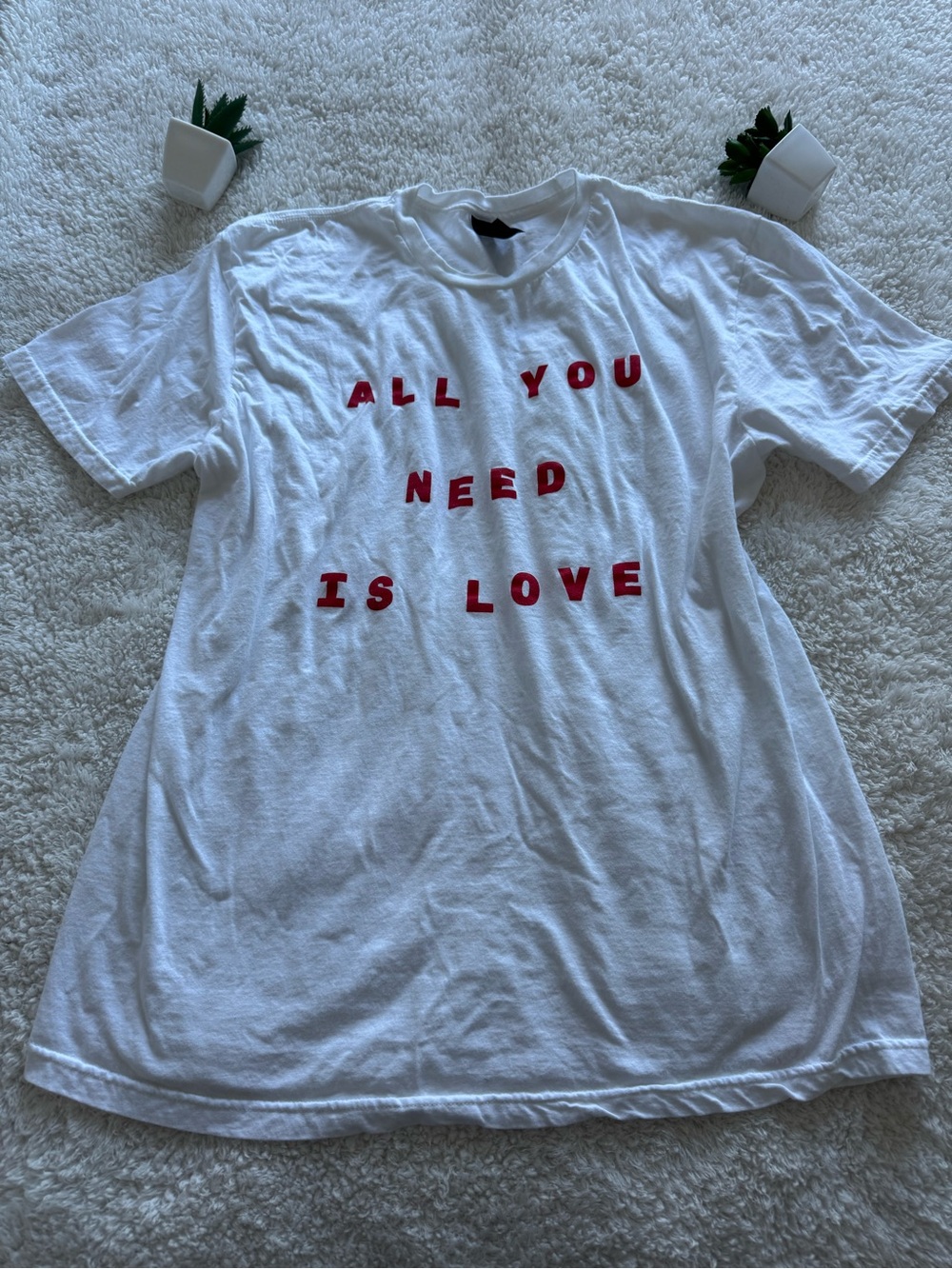 Gildan White “All You Need Is Love” Graphic T-Shirt Size L – Pre-Owned